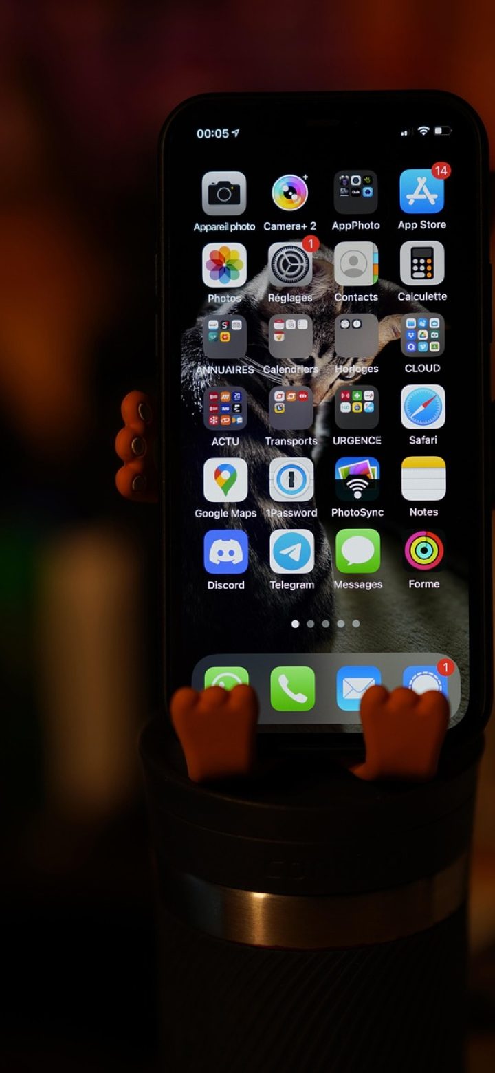 高清 App 分辨率速查页面截图，屏幕中央显示一张对比示意图，下方列出 720p 到 4K 的像素数与推荐观看距离表格